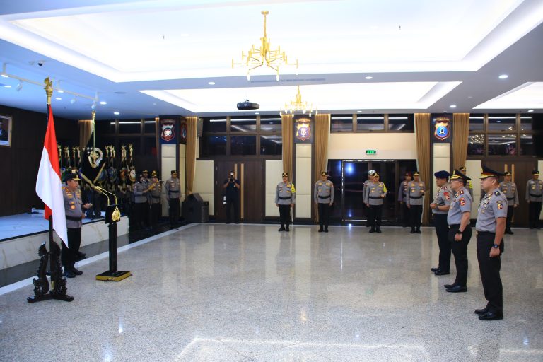 Kapolri Jenderal Polisi Listyo Sigit Prabowo memimpin upacara kenaikan pangkat setingkat lebih tinggi atau Korps Rapor 14 perwira tinggi (pati) Polri, Senin (30/10/2023). Upacara digelar di Gedung Rupatama Mabes Polri, Jakarta Selatan.