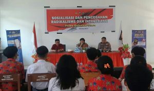 Sosialisasi yang diikuti oleh puluhan siswa-siswi dan guru-guru SMA Negeri 1 Pineleng ini, disampaikan oleh 2 narasumber, yaitu Kaur Penum Subbid Penmas Bidang Humas Polda Sulut Kompol Selfie Torondek dan Kapolsek Pineleng Iptu Ronald.