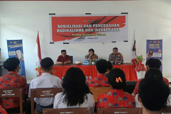 Sosialisasi yang diikuti oleh puluhan siswa-siswi dan guru-guru SMA Negeri 1 Pineleng ini, disampaikan oleh 2 narasumber, yaitu Kaur Penum Subbid Penmas Bidang Humas Polda Sulut Kompol Selfie Torondek dan Kapolsek Pineleng Iptu Ronald.