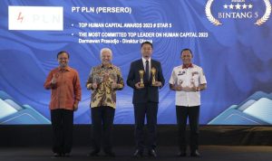 Penyerahan penghargaan Top Human Capital Awards 2023 Star 5 kepada Direktur Utama PLN, Darmawan Prasodjo untuk kategori The Most Committed Top Leader on Human Capital 2023 yang diwakili oleh General Manager PLN Pusdiklat, Rio Adrianto (kedua dari kanan).