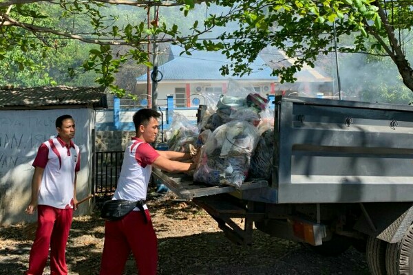 Direktorat Polairud Polda Sulawesi Utara menggelar kegiatan Sapu Bersih Sampah Laut, yang dilaksanakan di sepanjang pesisir pantai Kelurahan Tandurusa dan Perairan Selat Lembeh Kecamatan Aertembaga Bitung, Jumat (20/10/2023).