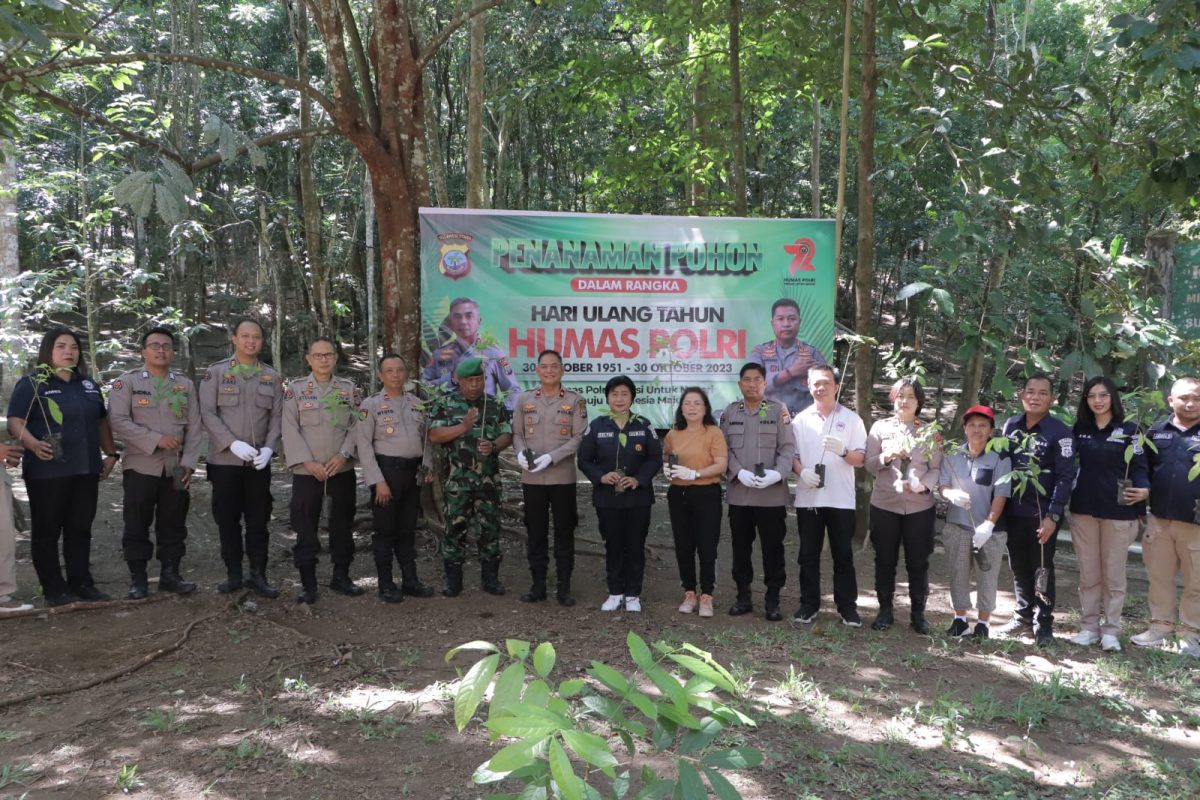 Polda Sulawesi Utara (Sulut) bersama Polres Minahasa Utara (Minut) melaksanakan penghijauan di Hutan Kenangan, pada Jumat (13/10/2023) pagi.