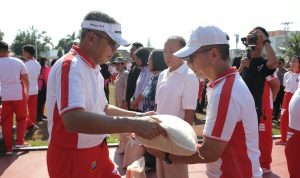 Polda Sulawesi Utara menggelar olahraga bersama dilanjutkan dengan gelar pasar murah serta pemberian bantuan sosial (bansos) kepada para tenaga honorer lingkup Polda Sulut, di halaman depan Mapolda Sulut Jumat (27/10/2023).