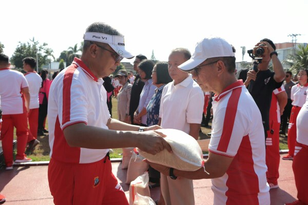 Polda Sulawesi Utara menggelar olahraga bersama dilanjutkan dengan gelar pasar murah serta pemberian bantuan sosial (bansos) kepada para tenaga honorer lingkup Polda Sulut, di halaman depan Mapolda Sulut Jumat (27/10/2023).