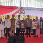 Masyarakat Kabupaten Tasikmalaya, Jawa Barat, bahagia dan menyambut gembira kegiatan bakti sosial (baksos) pembagian 1.500 paket yang dilakukan oleh Operasi Nusantara Cooling System (Ops NCS) 2023-2024 di Mapolres Tasikmalaya, Jumat (27/10/2023).