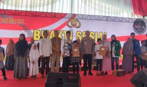 Masyarakat Kabupaten Tasikmalaya, Jawa Barat, bahagia dan menyambut gembira kegiatan bakti sosial (baksos) pembagian 1.500 paket yang dilakukan oleh Operasi Nusantara Cooling System (Ops NCS) 2023-2024 di Mapolres Tasikmalaya, Jumat (27/10/2023).