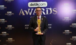 Direktur Utama PLN Darmawan Prasodjo menerima penghargaan PLN sebagai perusahaan Terdepan dalam Wujudkan Transisi Energi pada Detikcom Awards 2023, Kamis (21/9) di Jakarta.
