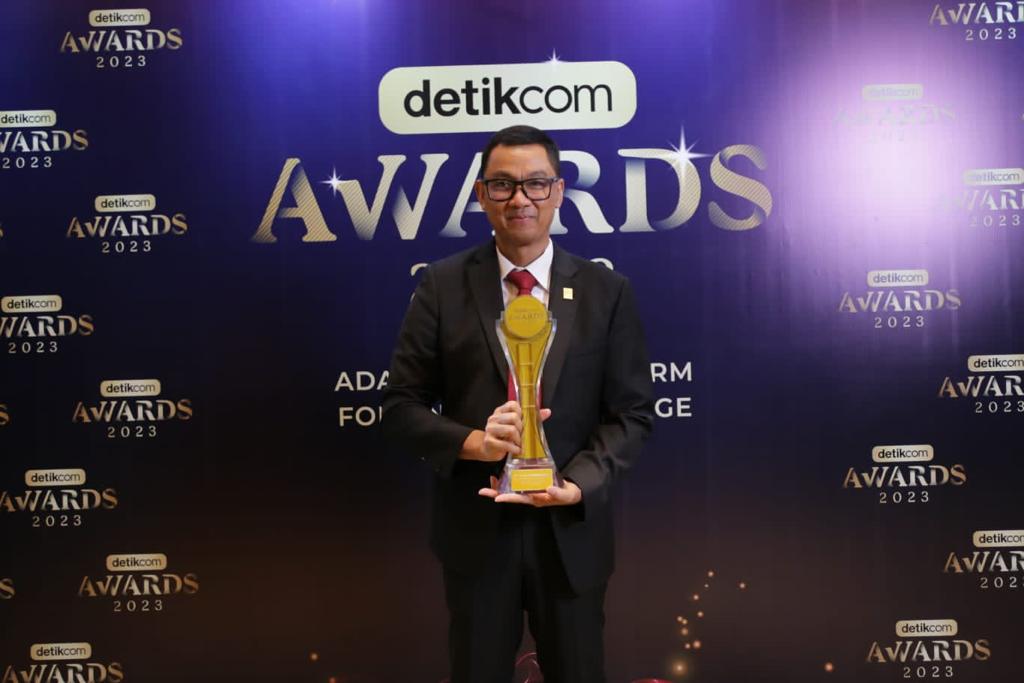 Direktur Utama PLN Darmawan Prasodjo menerima penghargaan PLN sebagai perusahaan Terdepan dalam Wujudkan Transisi Energi pada Detikcom Awards 2023, Kamis (21/9) di Jakarta.