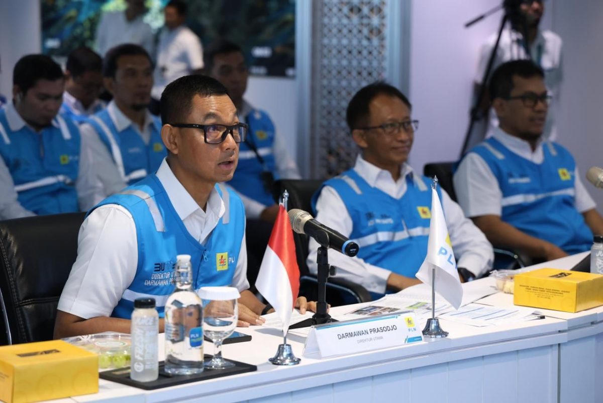 Direktur Utama PLN Darmawan Prasodjo (kiri) memimpin langsung Apel Siaga Kelistrikan Piala Dunia U17 bersama unit-unit PLN, sub holding dan anak perusahaan didampingi oleh Direktur Distribusi PLN Adi Priyanto (kedua dari kanan) dan Direktur Manajemen Pembangkitan PLN Adi Lumakso (kanan) di Kantor PLN, Jakarta, Senin (6/11) secara daring melalui video conference.