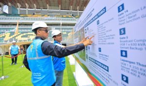 Direktur Utama PLN Darmawan Prasodjo (kiri) bersama petugas siaga PLN mengecek kesiapan listrik untuk gelaran FIFA World Cup U17 di Stadion Gelora Bung Tomo, Surabaya, Jawa Timur.