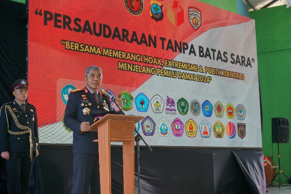 Upacara peringatan Hari Pahlawan ini dipimpin langsung Kapolda Sulut Irjen Pol Setyo Budiyanto, dihadiri juga sejumlah Pejabat Utama Polda Sulut.