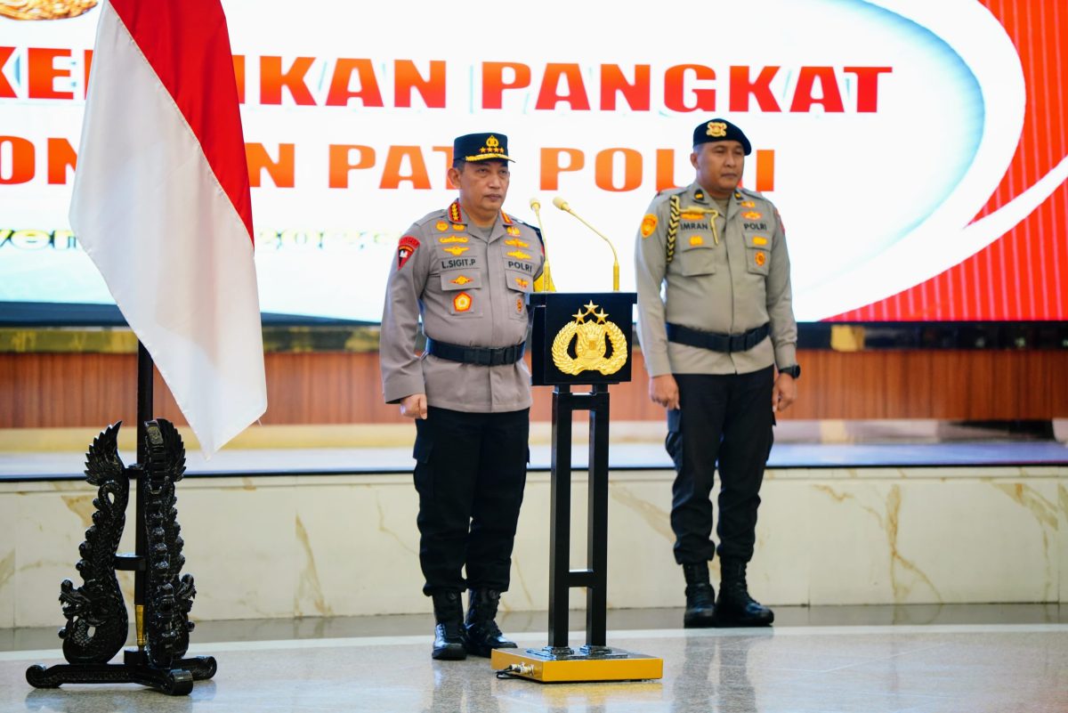 Kapolri Kapolri Jenderal Listyo Sigit Prabowo menggelar upacara korps raport atau kenaikan pangkat setingkat lebih tinggi terhadap 13 Perwira Tinggi (Pati) Polri.