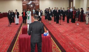 Rektor Unsrat saat malantik pejabat dilingkungan Unsrat (Foto : Dok. Unsrat)