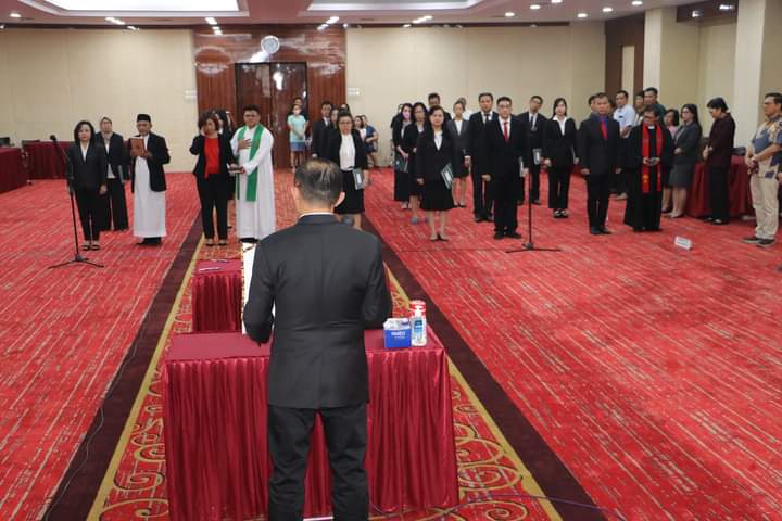 Rektor Unsrat saat malantik pejabat dilingkungan Unsrat (Foto : Dok. Unsrat)