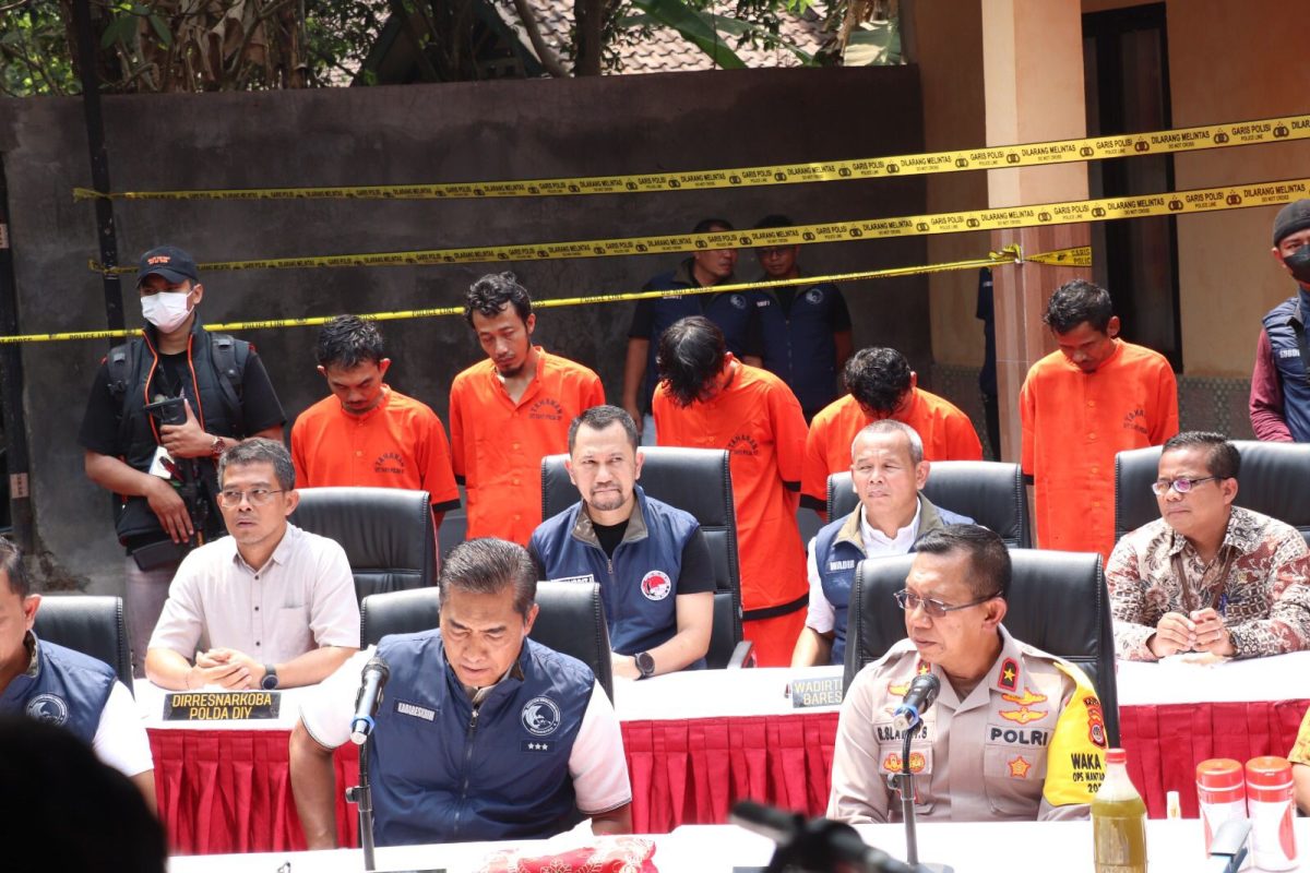 Bareskrim Polri membongkar peredaran gelap narkotika dari rumah produksi di Bantul, Daerah Istimewa Yogyakarta (DIY). Pengungkapan ini berawal dari patroli siber yang dilakukan di media sosial (medsos).