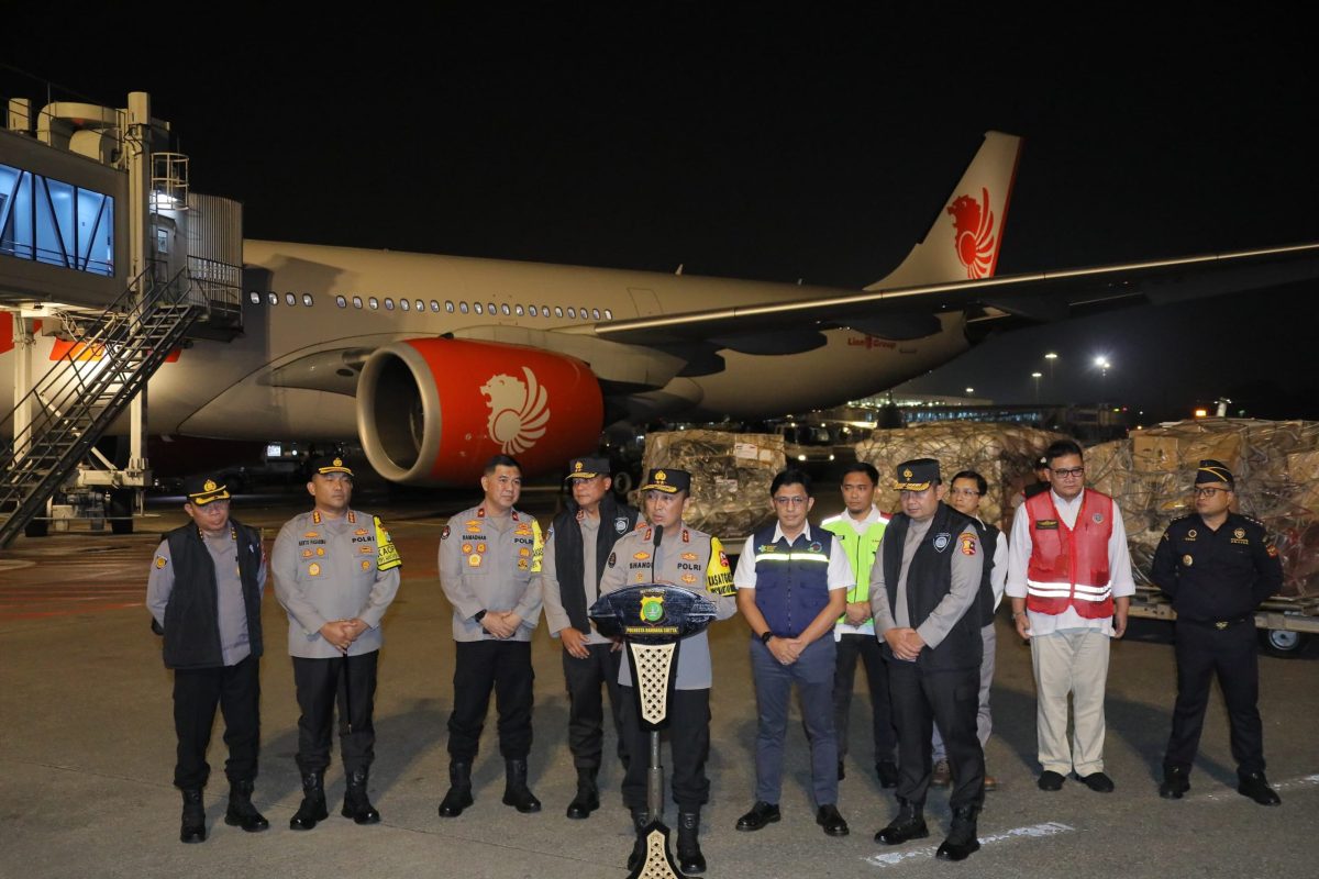 Satu pesawat carter Lion Air A 330 diberangkatkan untuk membawa bantuan kemanusiaan bagi masyarakat Palestina. Bantuan dari pemerintah Indonesia yang dikelola Polri dan Kementerian Kesehatan itu berangkat dari Bandara Soekarno Hatta, Cengkareng menuju Bandara El Aris.