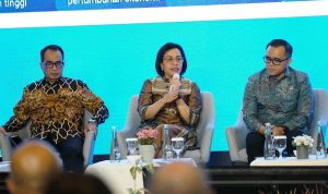 Menteri Keuangan Sri Mulyani (tengah) bersama Menteri Perhubungan Budi Karya Sumadi (kiri) dan Menteri Pendayagunaan Aparatur Negara dan Reformasi Birokrasi Abdullah Azwar Anas (kanan) saat menjadi pembicara dalam diskusi bertajuk ‘Industrialisasi Berkelanjutan Berbasis Manufaktur untuk Generasi Indonesia Maju’ dalam Kompas100 CEO Forum Powered by PLN, di Balikpapan, Rabu (01/11).