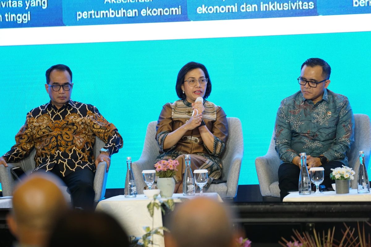 Menteri Keuangan Sri Mulyani (tengah) bersama Menteri Perhubungan Budi Karya Sumadi (kiri) dan Menteri Pendayagunaan Aparatur Negara dan Reformasi Birokrasi Abdullah Azwar Anas (kanan) saat menjadi pembicara dalam diskusi bertajuk ‘Industrialisasi Berkelanjutan Berbasis Manufaktur untuk Generasi Indonesia Maju’ dalam Kompas100 CEO Forum Powered by PLN, di Balikpapan, Rabu (01/11).