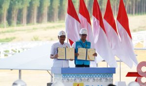 Penandatanganan MoU antara Direktur Utama PLN, Darmawan Prasodjo (kanan) dengan Kepala Otorita Ibu Kota Negara, Bambang Susantono (kiri) terkait pengembangan Green National Capacity City Ibu Kota Negara Nusantara Selasa, (2/11).