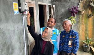 Penerima bantuan Program Light Up The Dream di Bantarsari, Kabupaten Cilacap, Jawa Tengah Putri Dwi Iwanti (kiri), menyalakan listrik rumahnya untuk pertama kalinya dampingi Manager PLN ULPSidareja, M. Yusuf Wibisana (tengah) dan Kepala Dusun Kamulyan, Sugiaji (kanan).
