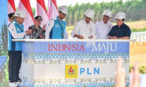 Penandatanganan solar panel sebagai bagian dari groundbreaking PLTS Ibu Kota Negara Nusantara 50 MW Kamis, (2/10). Keterangan foto: Presiden RI, Joko Widodo (ketiga dari kanan), Menteri BUMN, Erick Thohir (kanan), Komisaris Utama PLN, Agus Martowardojo (kedua dari kiri) Direktur Utama PLN, Darmawan Prasodjo (keempat dari kiri), PJ Gubernur Kaltim, Akmal Malik (kiri), PJ Bupati Penajam Paser Utara, Makmur Marbun (ketiga dari kiri). Sumber foto: BPMI Setpres.