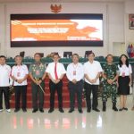 Rektor Oktovian Sompie (ke-5 dari kiri) Saat foto bersama selesai Seminar (Foto : Dok. Unsrat)