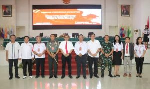 Rektor Oktovian Sompie (ke-5 dari kiri) Saat foto bersama selesai Seminar (Foto : Dok. Unsrat)
