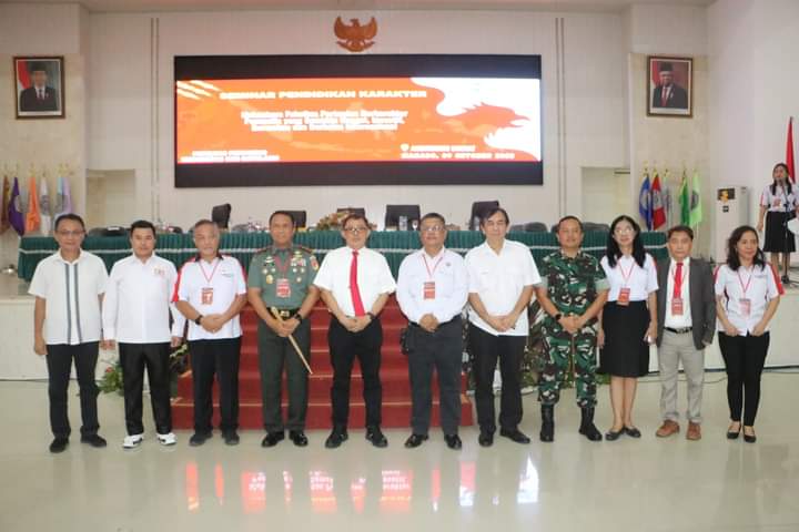 Rektor Oktovian Sompie (ke-5 dari kiri) Saat foto bersama selesai Seminar (Foto : Dok. Unsrat)
