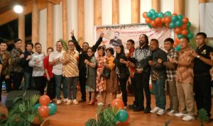 Gabungan LSM/ORMAS Adat Minahasa Sulawesi Utara Pa’esaan Ne Tu’a Tu’a Minahasa melaksanakan Ibadah Perayaan Natal 2023, bertempat di Casa Bendetta, Jl Sukur-Likupang Warukapas Minut, Kamis (28/12/2023). Ibadah dipimpin Pdt. Michael Ponelo dan mengangkat tema ‘Kelahiran Yesus Mempersatukan Perbedaan’.