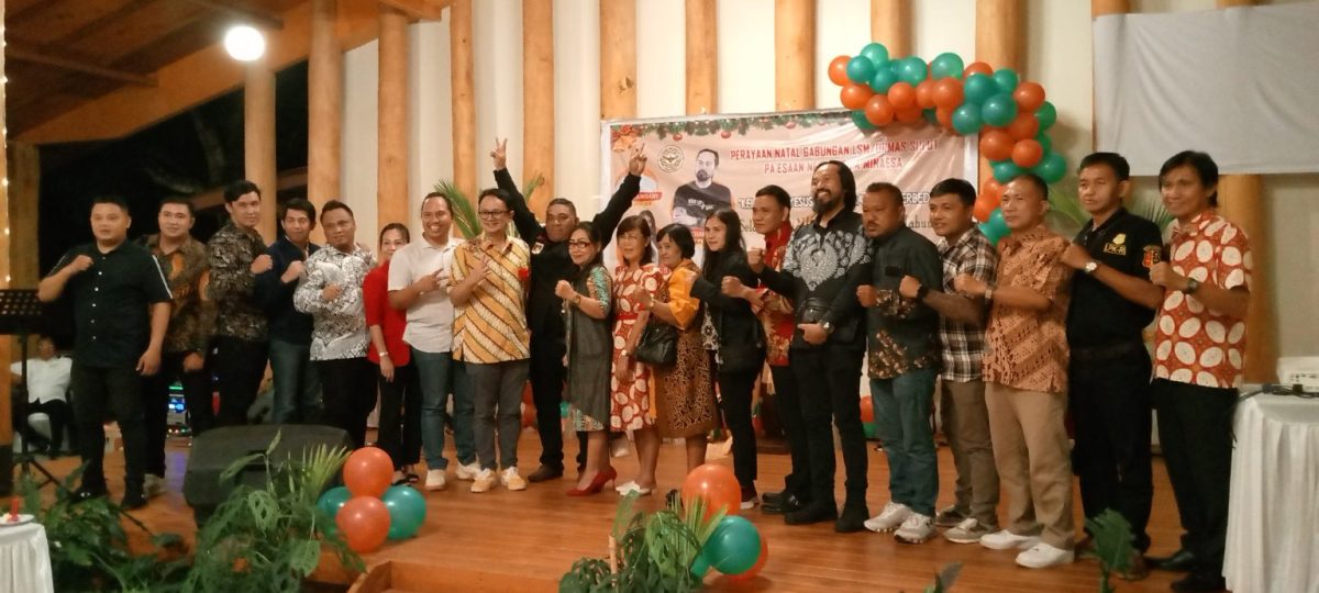 Gabungan LSM/ORMAS Adat Minahasa Sulawesi Utara Pa’esaan Ne Tu’a Tu’a Minahasa melaksanakan Ibadah Perayaan Natal 2023, bertempat di Casa Bendetta, Jl Sukur-Likupang Warukapas Minut, Kamis (28/12/2023). Ibadah dipimpin Pdt. Michael Ponelo dan mengangkat tema ‘Kelahiran Yesus Mempersatukan Perbedaan’.
