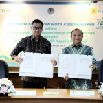 Sekretaris Jenderal Kementerian Lingkungan Hidup dan Kehutanan (LHK) Bambang Hendroyono (kanan) dan Direktur Utama PLN Darmawan Prasodjo (kiri) saat menunjukkan nota kesepahaman tentang program dan kegiatan pada bidang lingkungan dan kelistrikan, di kantor Kementerian LHK, Jakarta, Jumat (24/11).