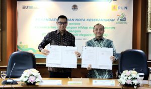 Sekretaris Jenderal Kementerian Lingkungan Hidup dan Kehutanan (LHK) Bambang Hendroyono (kanan) dan Direktur Utama PLN Darmawan Prasodjo (kiri) saat menunjukkan nota kesepahaman tentang program dan kegiatan pada bidang lingkungan dan kelistrikan, di kantor Kementerian LHK, Jakarta, Jumat (24/11).