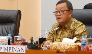 Ketua Komisi VII DPR RI Sugeng Suparwoto saat memberikan tanggapan atas paparan Kementerian ESDM dan PLN terkait revisi Rencana Usaha Penyediaan Tenaga Listrik pada Rapat Dengar Pendapat dengan Komisi VII DPR RI, Rabu (15/11), di Jakarta.
