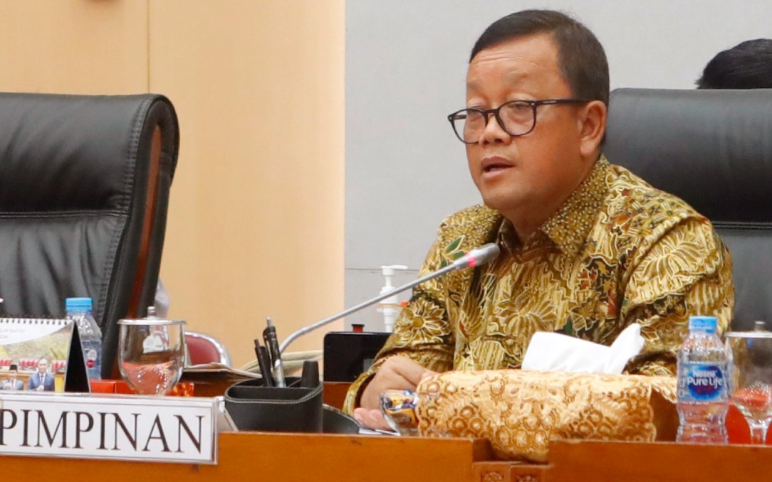 Ketua Komisi VII DPR RI Sugeng Suparwoto saat memberikan tanggapan atas paparan Kementerian ESDM dan PLN terkait revisi Rencana Usaha Penyediaan Tenaga Listrik pada Rapat Dengar Pendapat dengan Komisi VII DPR RI, Rabu (15/11), di Jakarta.