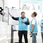 Direktur Distribusi PLN Adi Priyanto (dua dari kiri) dan General Manager PLN Unit Induk Distribusi Jakarta Raya, Lasiran (kanan) saat mendengarkan penjelasan Manajer PLN Unit Pelaksana Pengatur Distribusi Jakarta Julius Perdi Situmorang (kiri) terkait kondisi kelistrikan jelang Natal 2023, di Jakarta, Sabtu (23/12).