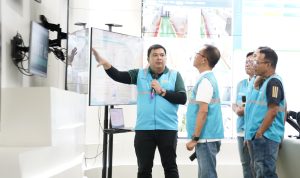 Direktur Distribusi PLN Adi Priyanto (dua dari kiri) dan General Manager PLN Unit Induk Distribusi Jakarta Raya, Lasiran (kanan) saat mendengarkan penjelasan Manajer PLN Unit Pelaksana Pengatur Distribusi Jakarta Julius Perdi Situmorang (kiri) terkait kondisi kelistrikan jelang Natal 2023, di Jakarta, Sabtu (23/12).