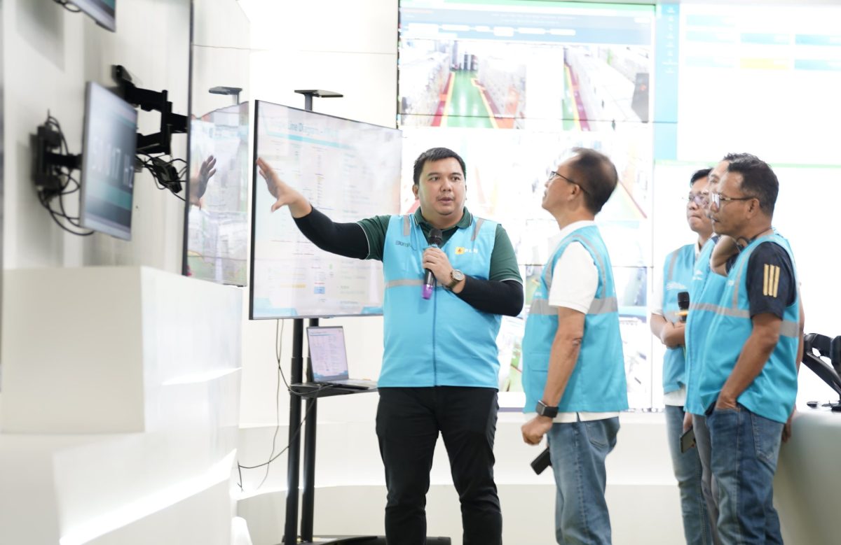 Direktur Distribusi PLN Adi Priyanto (dua dari kiri) dan General Manager PLN Unit Induk Distribusi Jakarta Raya, Lasiran (kanan) saat mendengarkan penjelasan Manajer PLN Unit Pelaksana Pengatur Distribusi Jakarta Julius Perdi Situmorang (kiri) terkait kondisi kelistrikan jelang Natal 2023, di Jakarta, Sabtu (23/12).