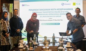 Executive Vice President Umum dan Aset Properti PLN Arsyadany Ghana Akmalaputri (tiga dari kanan) dan Direktur Komersial PT Blue Bird Tbk, Coody Johasman Madjid (dua dari kanan) saat menandatangani nota kesepahaman (memorandum of understanding/MoU) dengan PT Blue Bird Tbk dalam penyediaan transportasi dinas di lingkungan PLN Grup di seluruh Indonesia, di Jakarta, Kamis (16/11). Penandatanganan ini disaksikan oleh Direktur Legal dan Manajemen Human Capital PLN Yusuf Didi Setiarto (dua dari kiri), Direktur Utama Blue Bird Adrianto Djokosoetono (kanan), dan Executive Vice President Pengembangan Produk Niaga PLN Ririn Rachmawardini (kiri).