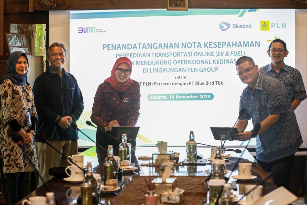Executive Vice President Umum dan Aset Properti PLN Arsyadany Ghana Akmalaputri (tiga dari kanan) dan Direktur Komersial PT Blue Bird Tbk, Coody Johasman Madjid (dua dari kanan) saat menandatangani nota kesepahaman (memorandum of understanding/MoU) dengan PT Blue Bird Tbk dalam penyediaan transportasi dinas di lingkungan PLN Grup di seluruh Indonesia, di Jakarta, Kamis (16/11). Penandatanganan ini disaksikan oleh Direktur Legal dan Manajemen Human Capital PLN Yusuf Didi Setiarto (dua dari kiri), Direktur Utama Blue Bird Adrianto Djokosoetono (kanan), dan Executive Vice President Pengembangan Produk Niaga PLN Ririn Rachmawardini (kiri).