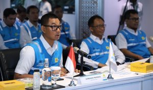 Direktur Utama PLN Darmawan Prasodjo (kiri) memimpin langsung Apel Siaga Kelistrikan Piala Dunia U17 bersama unit-unit PLN, sub holding dan anak perusahaan didampingi oleh Direktur Distribusi PLN Adi Priyanto (kedua dari kanan) dan Direktur Manajemen Pembangkitan PLN Adi Lumakso (kanan) di Kantor PLN, Jakarta, Senin (6/11) secara daring melalui video conference.