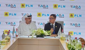 Direktur Utama PLN Darmawan Prasodjo (kanan) saat memberikan sambutannya didampingi oleh TAQA’s Group CEO and Managing Director Jasim Husain Thabet (kiri) dalam penandatanganan MoU kerja sama antara PLN dan TAQA di sela agenda COP28 di Dubai, Uni Emirat Arab (UEA), pada Senin, (4/12).