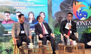 Direktur Utama PLN Darmawan Prasodjo (kanan) menyampaikan transisi energi melalui percepatan pengembangan energi terbarukan juga merupakan peluang bagi kita untuk membangun kapasitas nasional, menciptakan lebih banyak lapangan kerja, memberikan kesejahteraan bagi masyarakat, mengentaskan kemiskinan dan pada saat yang sama juga menjaga kelestarian lingkungan pada sesi talkshow bertajuk CEO Climate Talks: Transforming The Nation to Renewable di Pavilion Indonesia COP28, Dubai, Uni Emirat Arab.