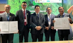 Menteri Koordinator Kemaritiman dan Investasi Ad Interim, Erick Thohir (tengah), Direktur Utama PLN, Darmawan Prasodjo (kedua dari kiri), Direktur Utama PTBA, Arsal Ismail (kedua dari kanan), Direktur Operasi Pembangkit Batu Bara PLN NP, Rachmanoe Indarto (paling kiri) dan Direktur Operasi dan Produksi PT Bukit Asam, Suhedi (paling kanan).