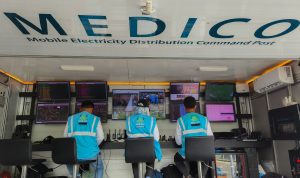 Petugas PLN memantau langsung kondisi kelistrikan pada partai Final FIFA World Cup U-17 dari Mobile Electricity Distribution Command Post di Stadion Manahan, Solo, Sabtu (2/12).