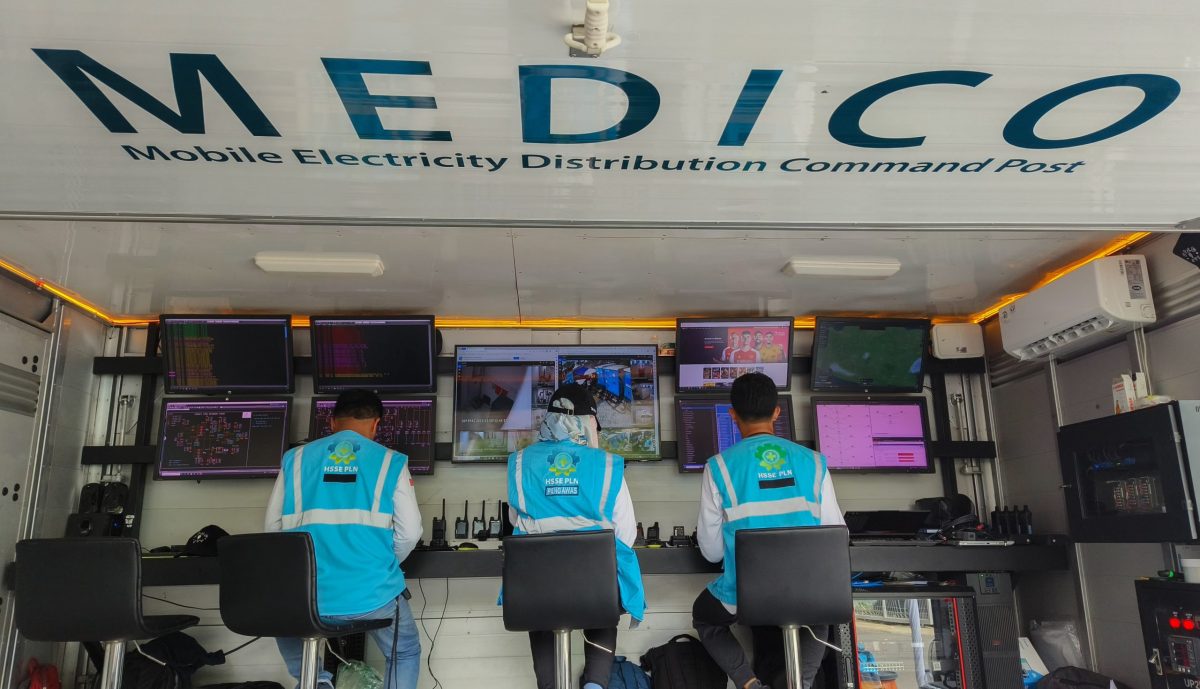 Petugas PLN memantau langsung kondisi kelistrikan pada partai Final FIFA World Cup U-17 dari Mobile Electricity Distribution Command Post di Stadion Manahan, Solo, Sabtu (2/12).