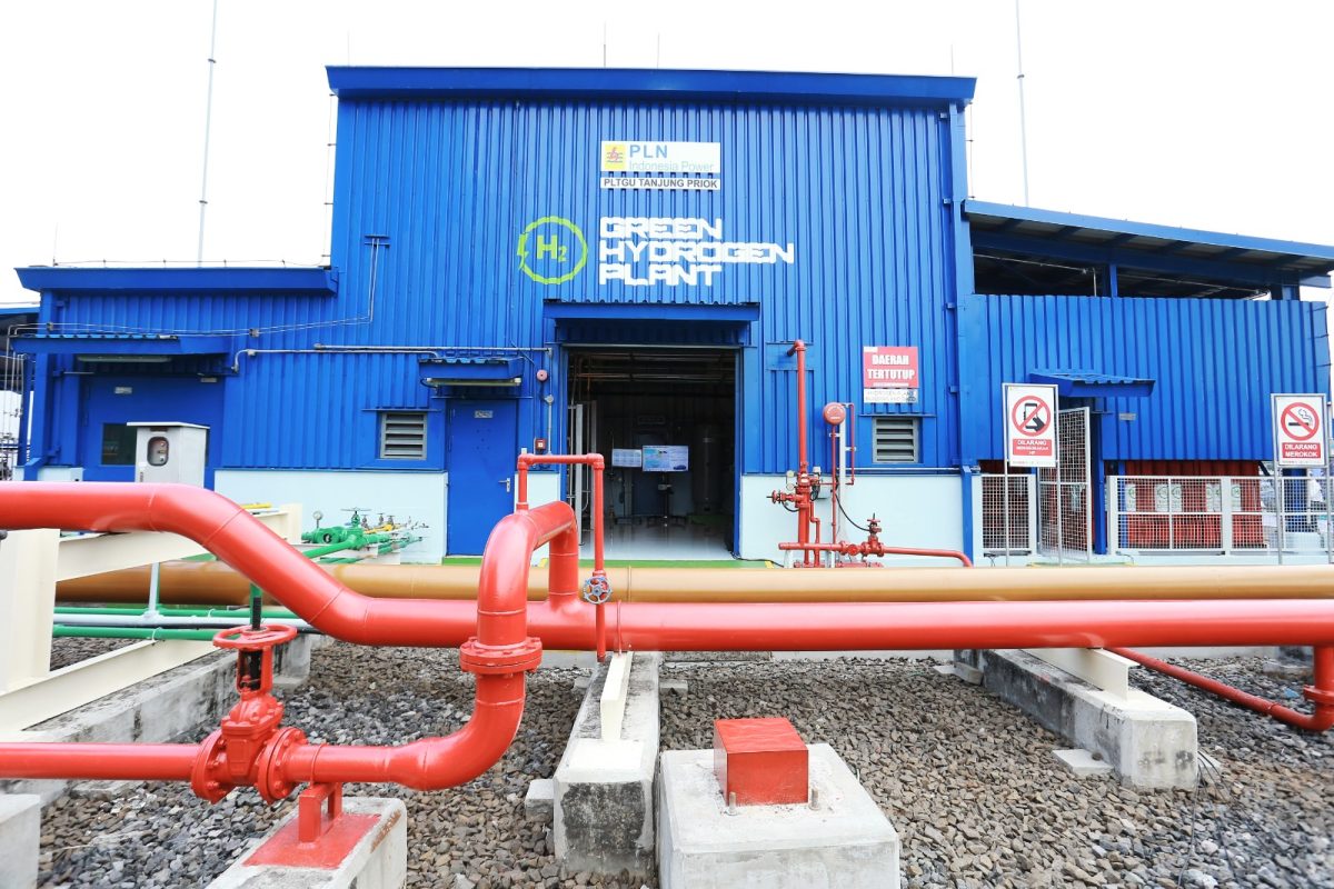 Green hydrogen plant di Pembangkit Listrik Tenaga Gas dan Uap (PLTGU) Priok, Jakarta Utara.