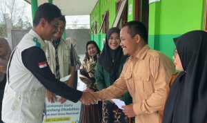 Senyum haru Sodikin (Kanan) setelah menerima kado manis dari YBM PLN UIP3B Kalimantan.
