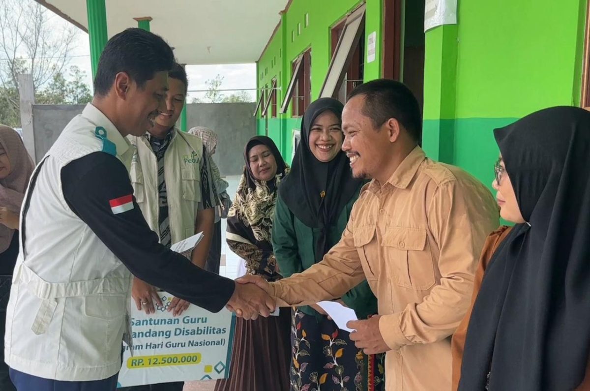 Senyum haru Sodikin (Kanan) setelah menerima kado manis dari YBM PLN UIP3B Kalimantan.