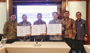 Senior Manager Strategic Business PLN Icon Plus Regional Kalimantan Arif Rohmatin (dua dari kiri), Senior Manager Keuangan, Komunikasi dan Umum PLN Unit Induk Distribusi Kalimantan Barat Sapta Hidayat (tiga dari kiri), CEO startup Fresh Factory Larry Ridwan (tiga dari kanan) menunjukkan perjanjian kerja sama yang telah ditandatangani tiga pihak, di Jakarta, Selasa (21/11). Adapun kerja sama yang dilakukan yaitu membangun jaringan gudang cold chain dengan teknologi telematika untuk meningkatkan kualitas penyimpanan berpendingin di Kalimantan Barat yang diharapkan turut memperkuat program ketahanan pangan Indonesia. Turut menyaksikan penandatanganan tersebut Direktur Perencanaan Korporat dan Pengembangan Bisnis PLN Hartanto Wibowo (kiri), Executive Vice President Pengembangan Bisnis Korporat dan Investasi PLN Sapto Aji Nugroho (kanan) dan Direktur Electricity Related Business PLN Icon Plus Chipta Perdana (dua dari kanan)