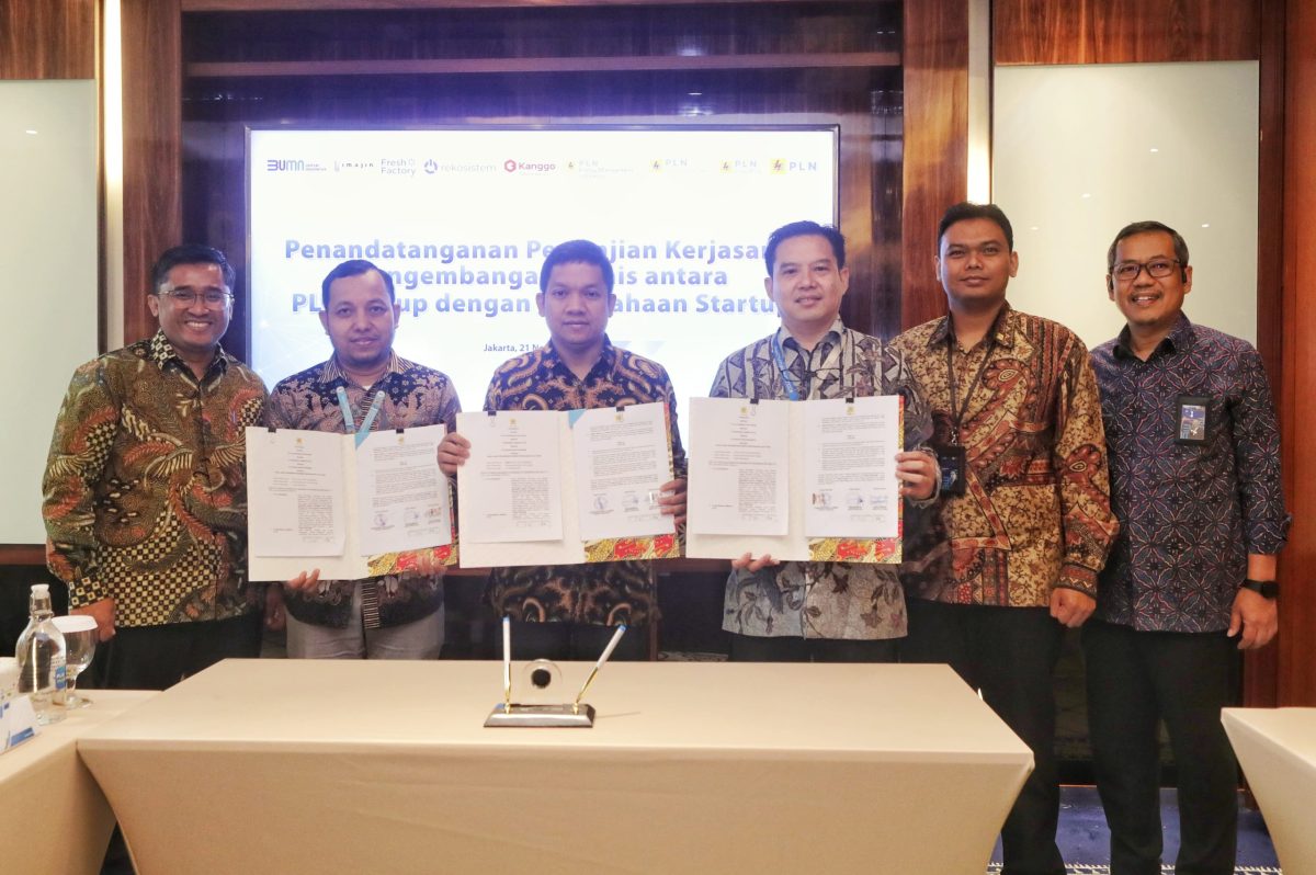 Senior Manager Strategic Business PLN Icon Plus Regional Kalimantan Arif Rohmatin (dua dari kiri), Senior Manager Keuangan, Komunikasi dan Umum PLN Unit Induk Distribusi Kalimantan Barat Sapta Hidayat (tiga dari kiri), CEO startup Fresh Factory Larry Ridwan (tiga dari kanan) menunjukkan perjanjian kerja sama yang telah ditandatangani tiga pihak, di Jakarta, Selasa (21/11). Adapun kerja sama yang dilakukan yaitu membangun jaringan gudang cold chain dengan teknologi telematika untuk meningkatkan kualitas penyimpanan berpendingin di Kalimantan Barat yang diharapkan turut memperkuat program ketahanan pangan Indonesia. Turut menyaksikan penandatanganan tersebut Direktur Perencanaan Korporat dan Pengembangan Bisnis PLN Hartanto Wibowo (kiri), Executive Vice President Pengembangan Bisnis Korporat dan Investasi PLN Sapto Aji Nugroho (kanan) dan Direktur Electricity Related Business PLN Icon Plus Chipta Perdana (dua dari kanan)